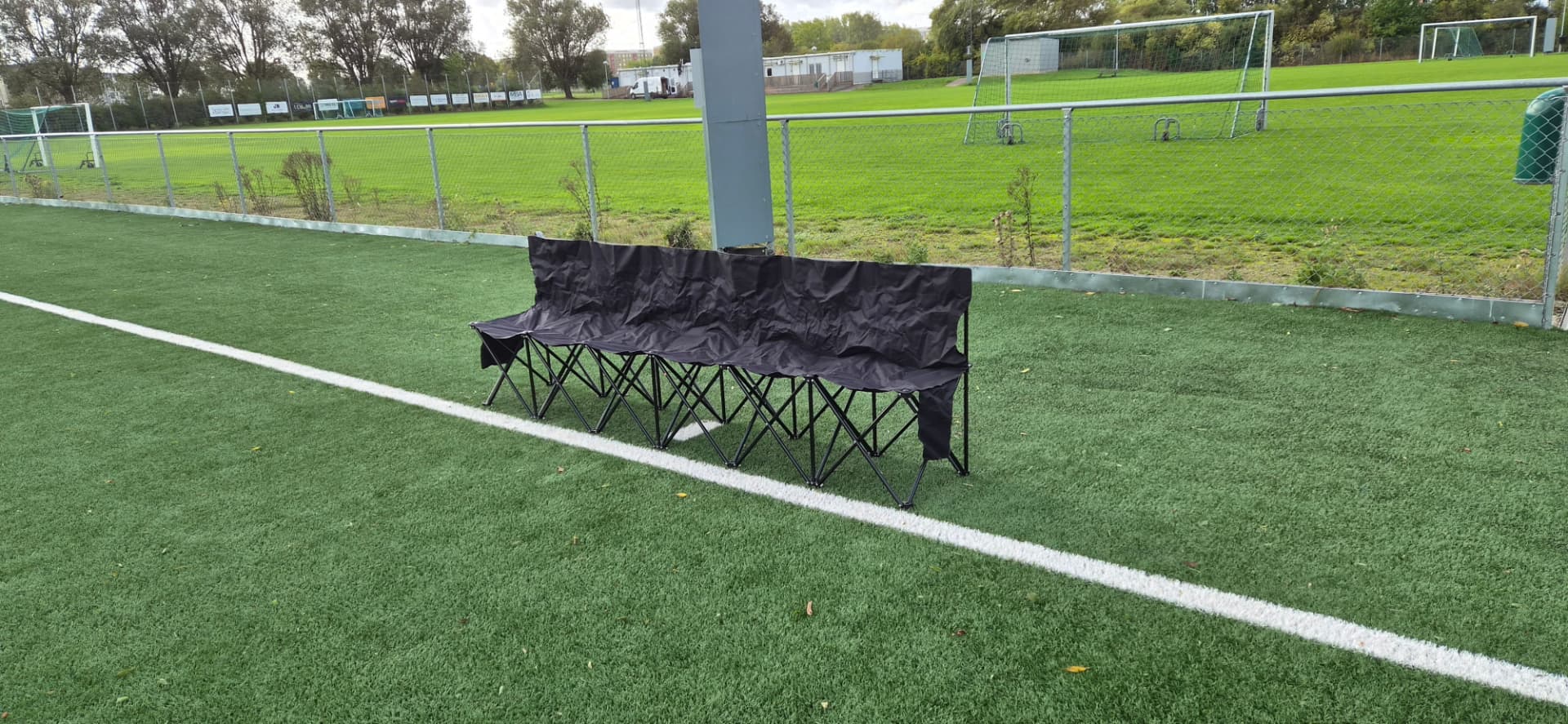 HVILOs udfoldede 6-personers spillerbænk ved sidelinjen på en fodboldbane