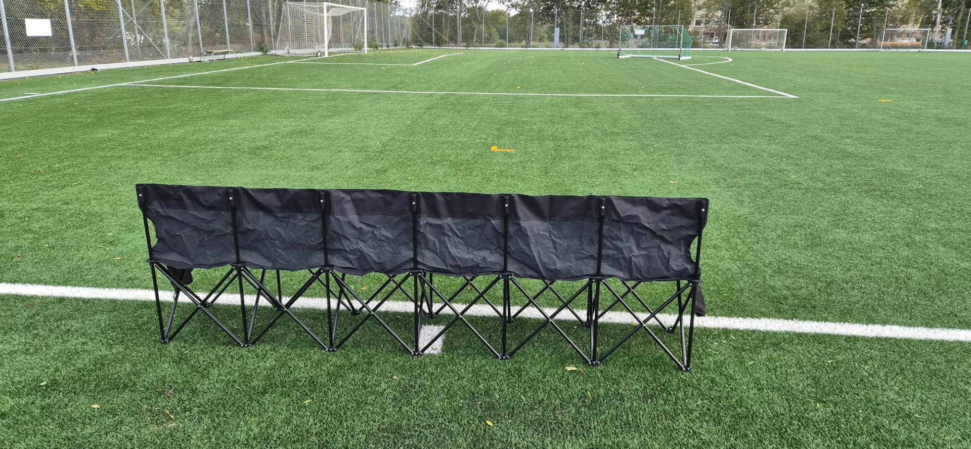 Bagsiden af HVILOs 6-personers spillerbænk med en stor synlig rygflade